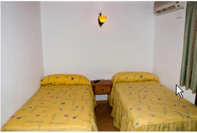 Hostal Adrian Pizarra 0*,
